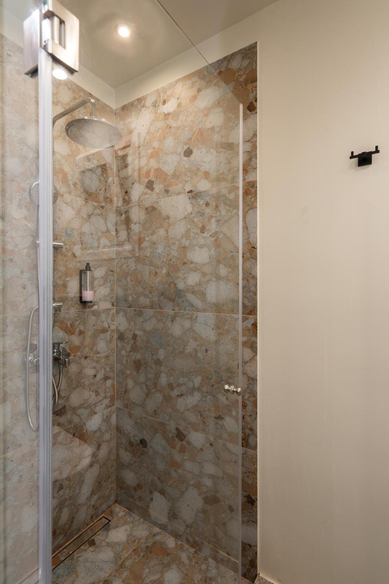 A Place 4U No6 - City Escape With Balcony Lounge & Open Living Space Athènes Extérieur photo